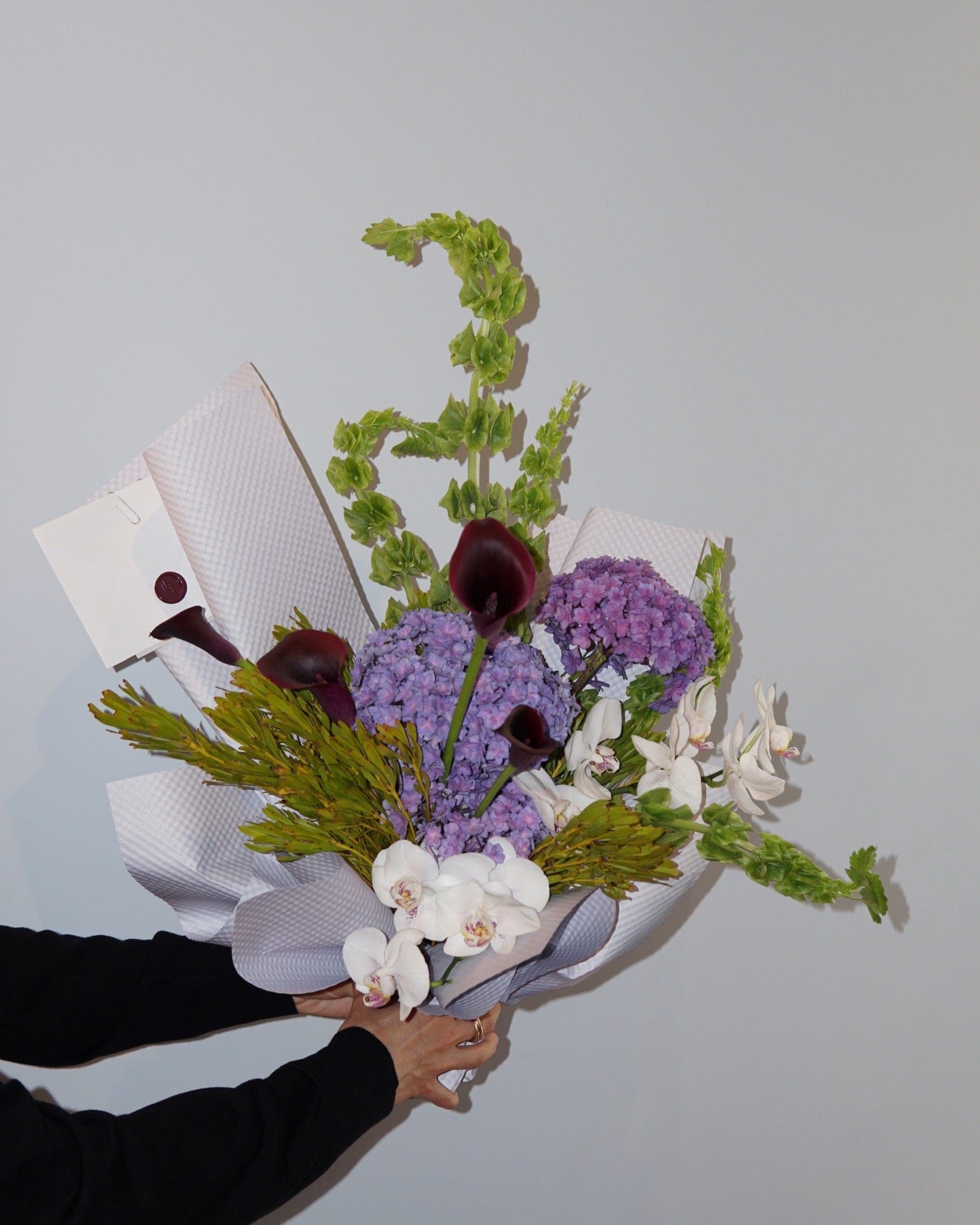 La Bomba Floristry Arrangements Signature Wrap / Virtuoso (a statement...) / TWO TONE (opposites attract...) MIXED BUNCH La Bomba Floristry Vancouver Canada MIXED BUNCH